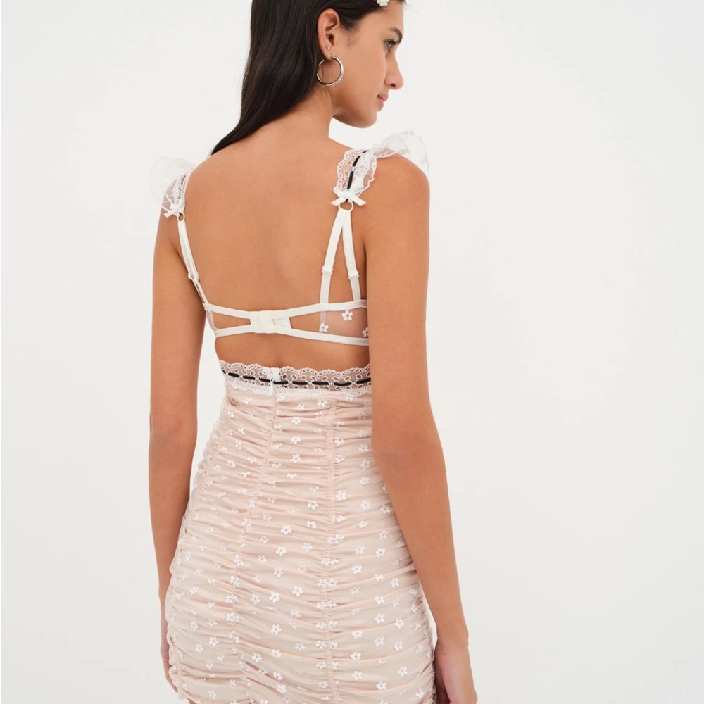 Chic Lace-Trimmed Dress in Black and Cream - Picture 3 of 6